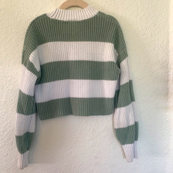 3/30$ BUNDLE SALE! 
Very gently used cropped sweater girls 4/5 - Picture 2 of 3